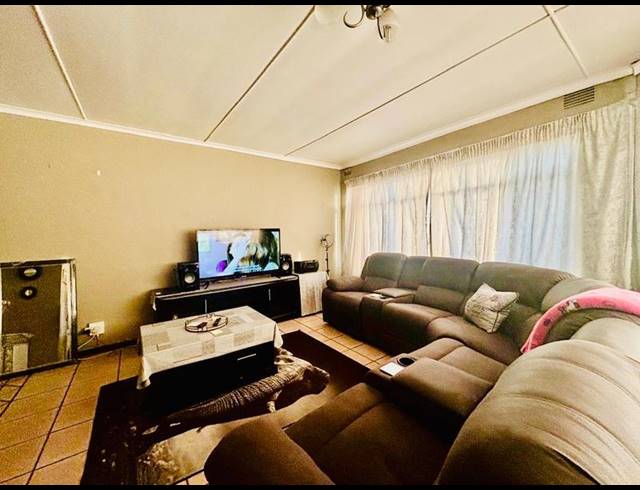 1 BEDROOM APARTMENT FOR SALE IN VANDERBIJLPARK CW 3